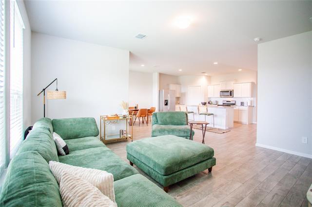 Building Photo - 200 Lantana Trl
