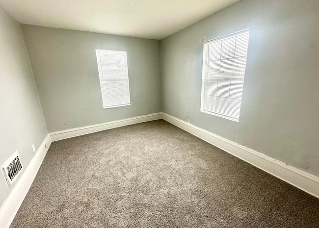 Building Photo - 1402 N 21st Ave