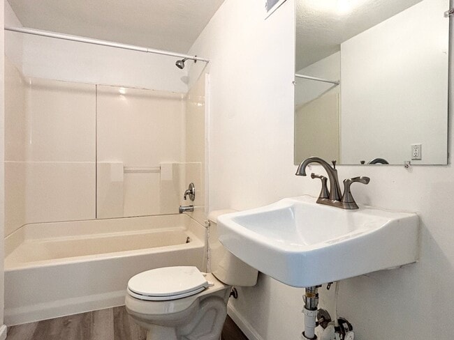 Building Photo - Bright & Spacious Rambler in Rose Park!
