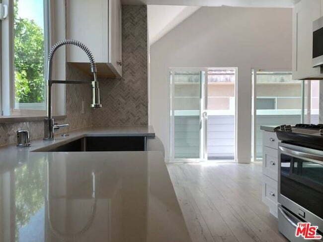 Building Photo - 853 Hayworth Ave