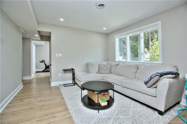 Building Photo - 42 Barberry Rd