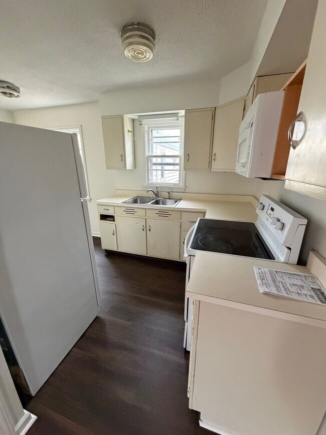 Building Photo - 3 Bedroom and 1 bath