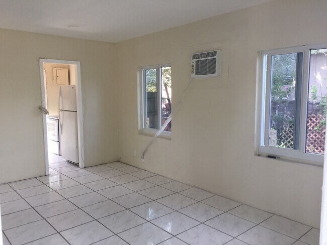 Building Photo - Nice 2-1 house