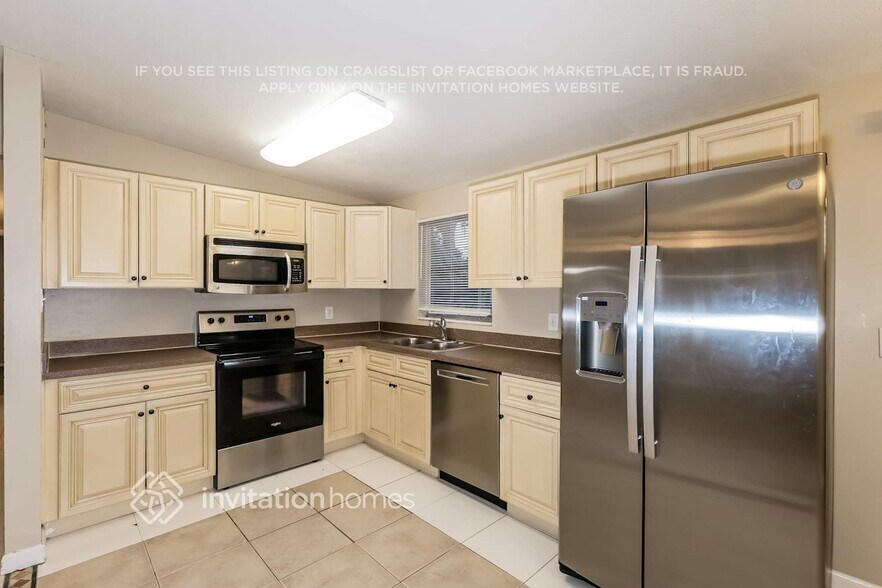 Building Photo - 1110 E Camellia Dr