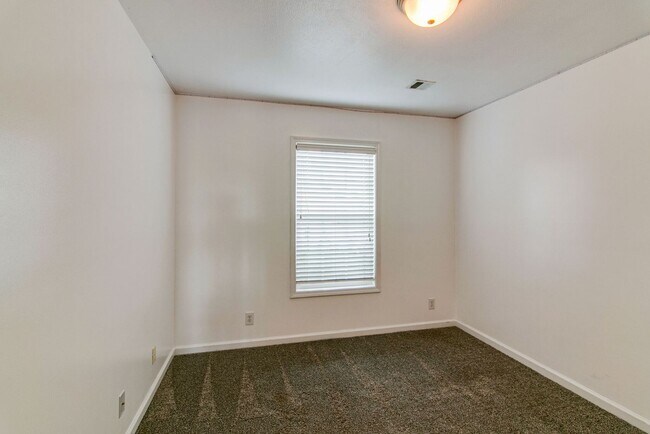 Building Photo - 988 Chardea Ct