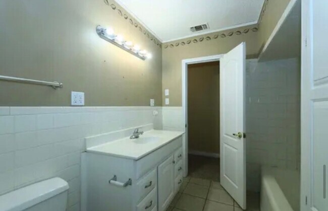 Building Photo - 4 bedrooms 2 Bath