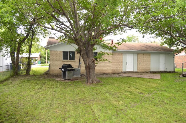 Building Photo - 5729 Emerson Dr