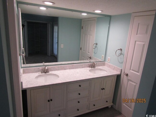 Building Photo - 4230 Pinehurst Cir