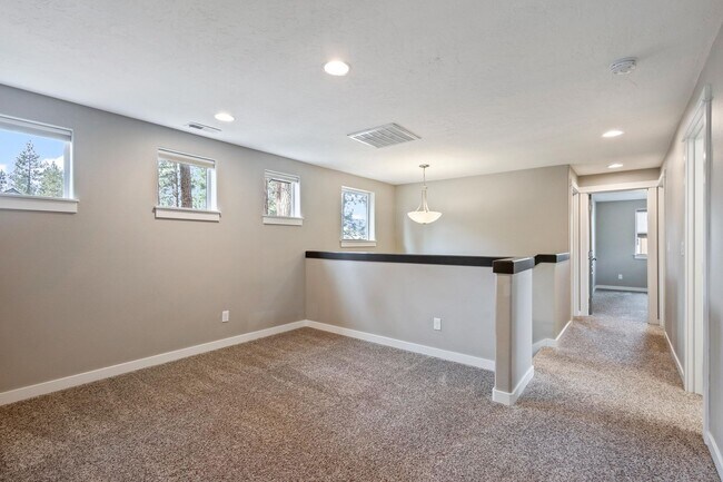 Building Photo - Modern 3 BR home on beautiful wooded lot in Sisters