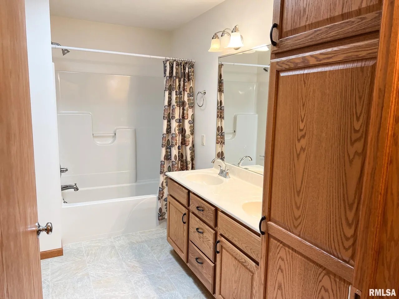 Full bath - 1138 Breeze Way