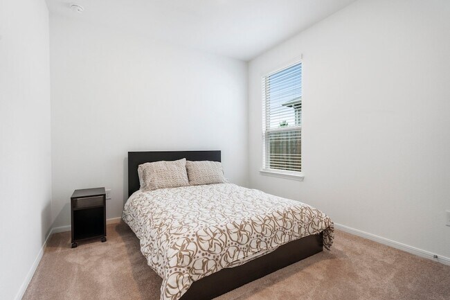 Building Photo - 14483 Cedar Ledge Ln