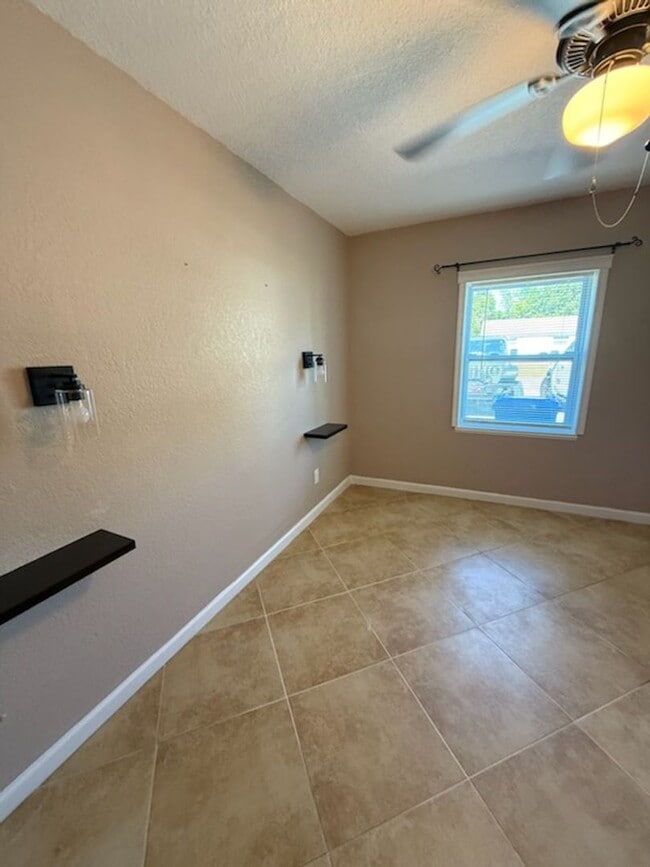 Building Photo - Beautiful 3BR 2BA Home w/ Fenced Yard in Tampa