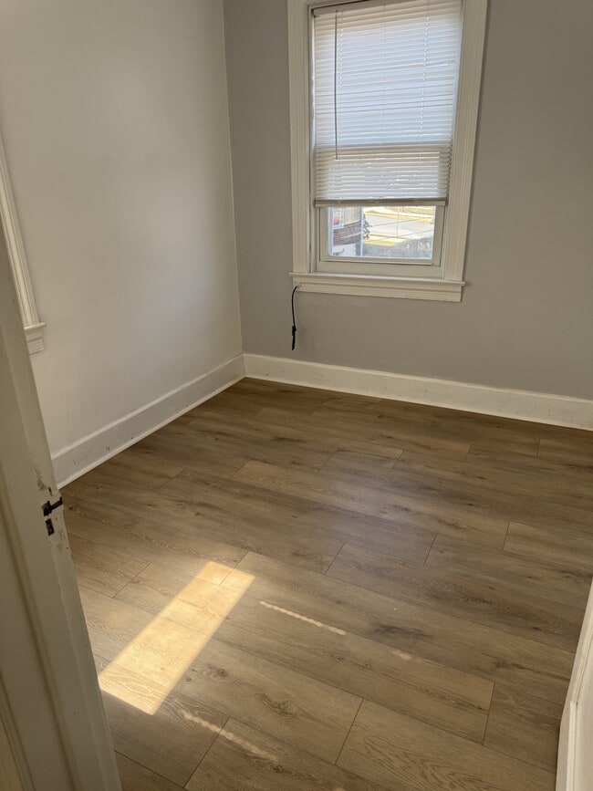 Building Photo - 2532 Glen Terrace