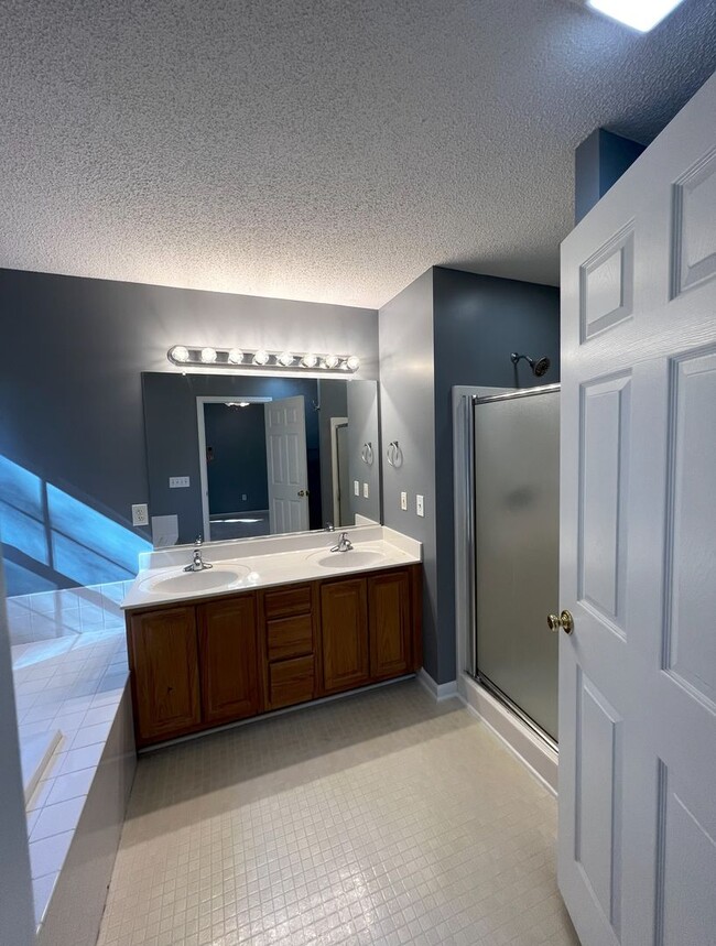 Building Photo - FOR RENT DAVIE CO!