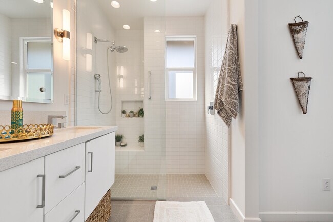 Building Photo - 483 Beacon Way