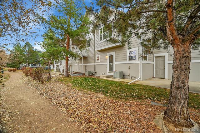 Building Photo - 2233 Watersong Cir