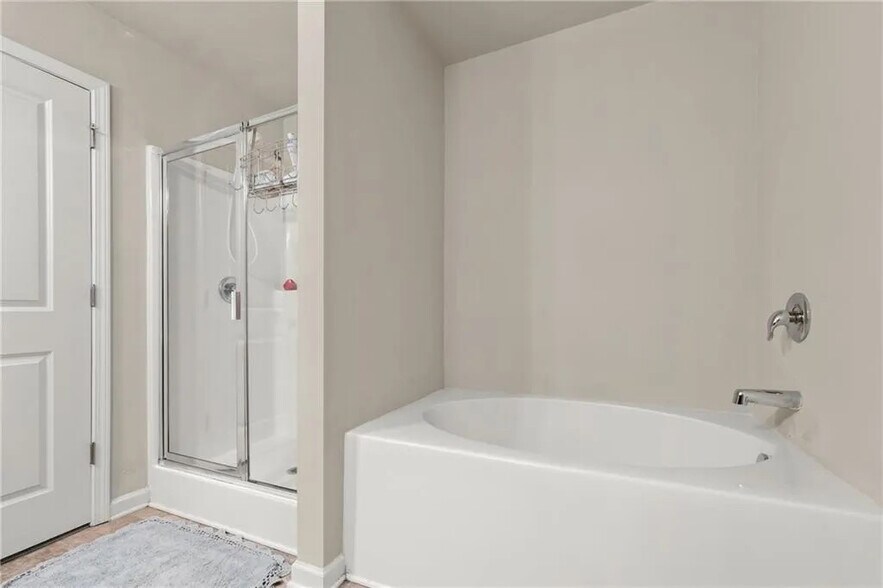 Building Photo - Room in Townhome on Chatham Ridge Dr