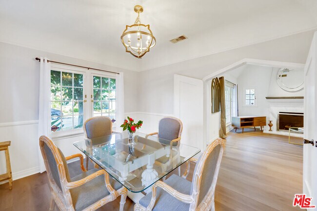 Building Photo - 8838 Rosewood Ave