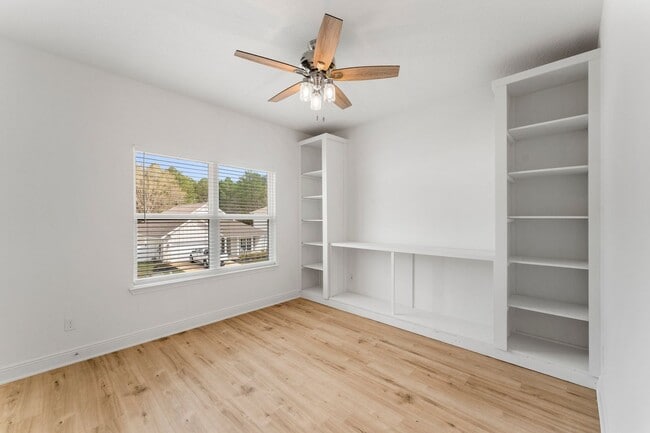 Building Photo - 115 Piper Cv