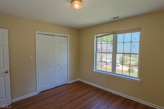 Building Photo - 619 W Manor