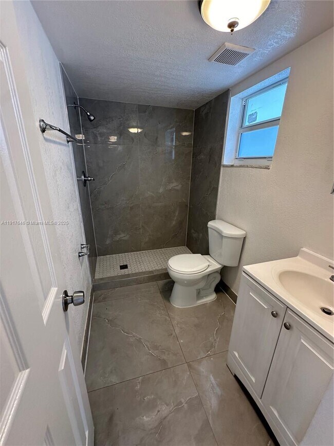 Building Photo - 3901 NW 9th Ave