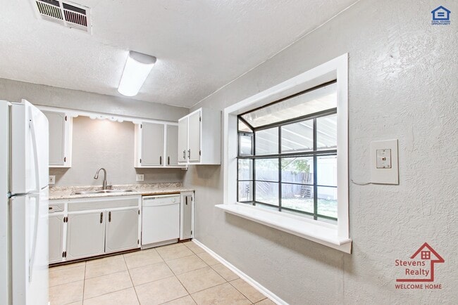 Building Photo - 4225 SE Elmhurst Ln