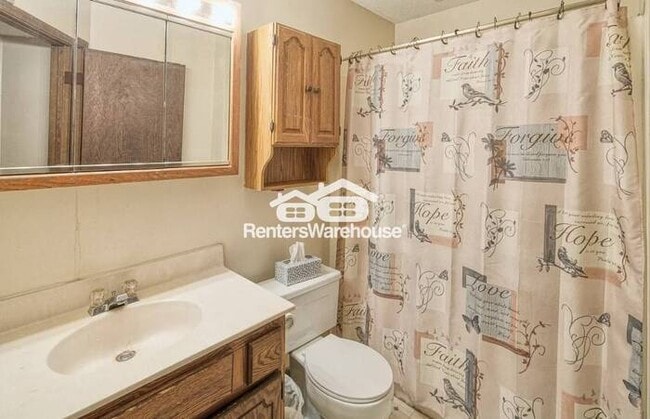 Building Photo - Available 12/1 - Cozy 2 Bed / 1 Bath Side ...