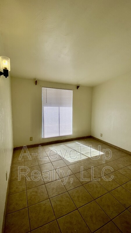 Building Photo - 700 W Calle Colado