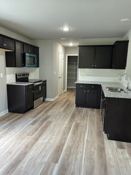 Building Photo - 402 Grand Oaks Dr