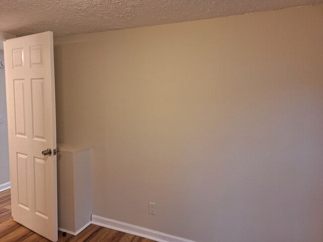 Building Photo - Country Living at its Best!!