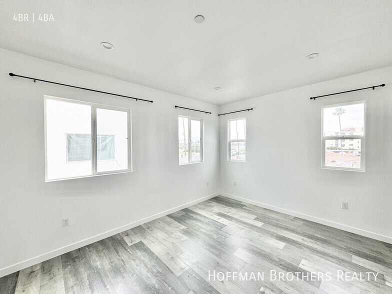 Building Photo - 158 N Mariposa Ave