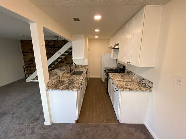 Building Photo - Remodeled 2 bedroom 1 bath townhouse