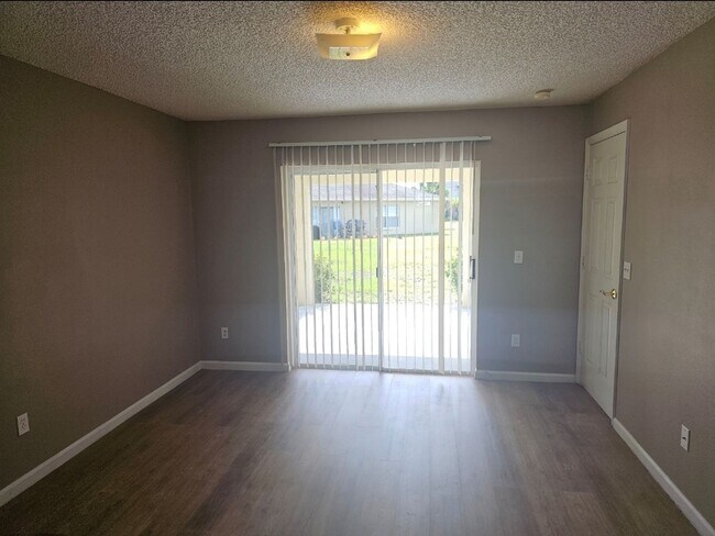 Building Photo - NICE!   LARGE 4 BEDROOM / 2 BATH / 2 CAR G...