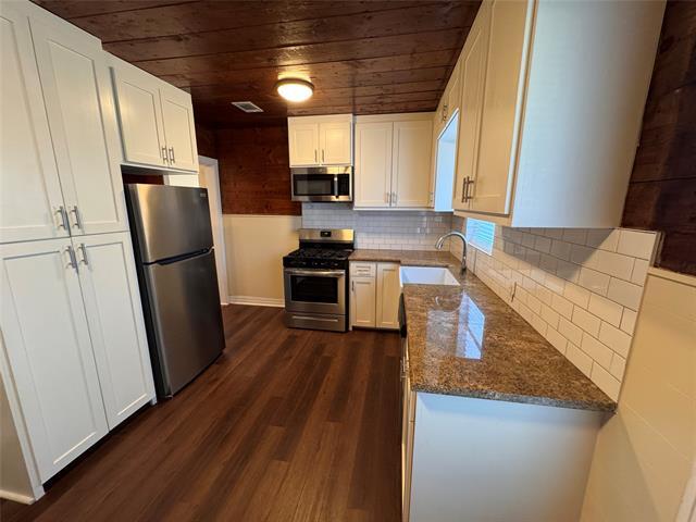 Building Photo - 2547 Sharon St