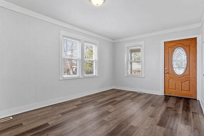 Building Photo - 332 W Olive St