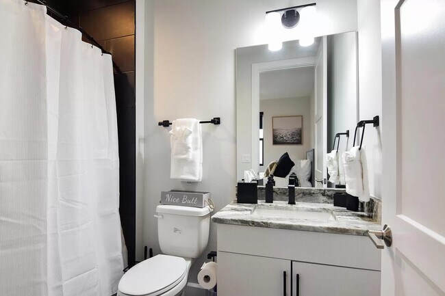 Building Photo - 1332 W Gray St