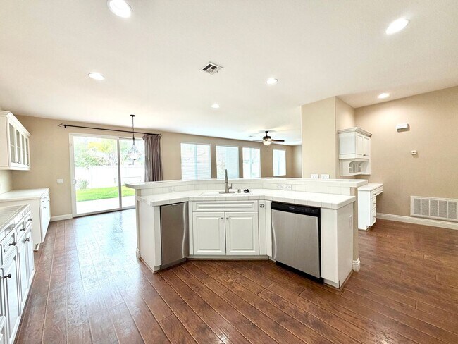 Building Photo - Spacious 5 Bedroom Wolf Creek Home with Balcony, Loft & Secondary Kitchen