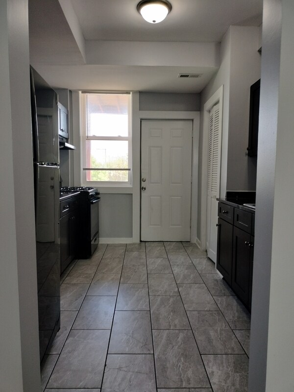 Building Photo - 1413 W 66th St