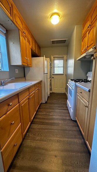 Kitchen and Entrance - 533 N 6th st