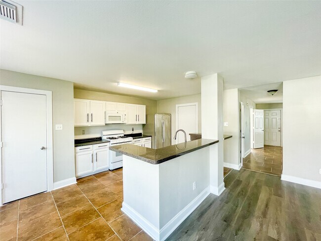 Building Photo - 11913 Longwood Garden Way