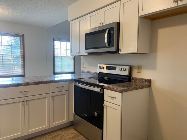 Building Photo - Like new, ranch home near Bass Pro, fully renovated interior,