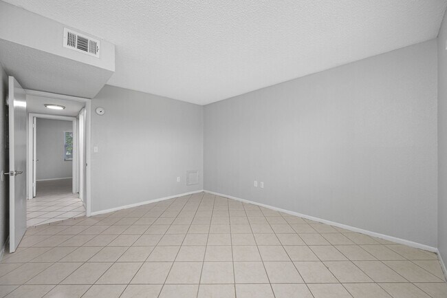 Building Photo - Spacious 2 Bed-1Bath apartment with Pool!