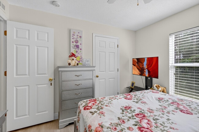 Building Photo - 1676 SW Mackey Ave