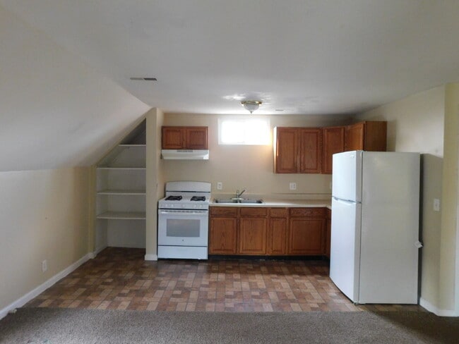 Building Photo - Private Entry Upper Unit Duplex