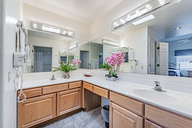 Building Photo - 1924 W Demetrie Loop