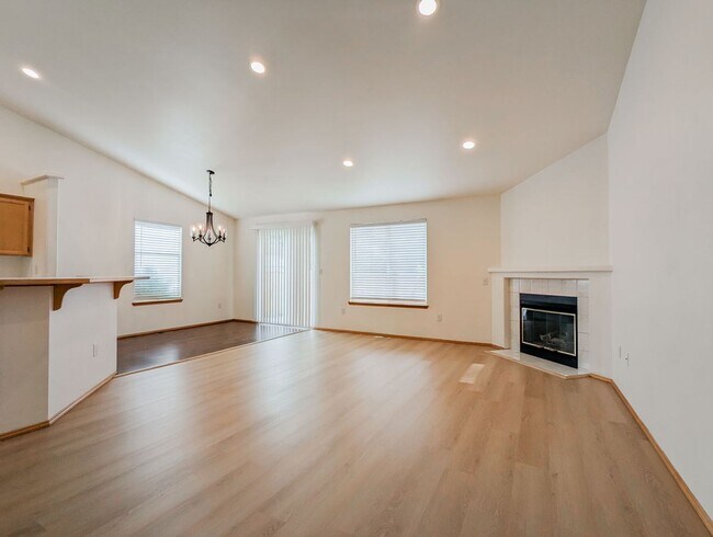 Building Photo - Beautiful 3 bed, 2 bath Rambler with fully...