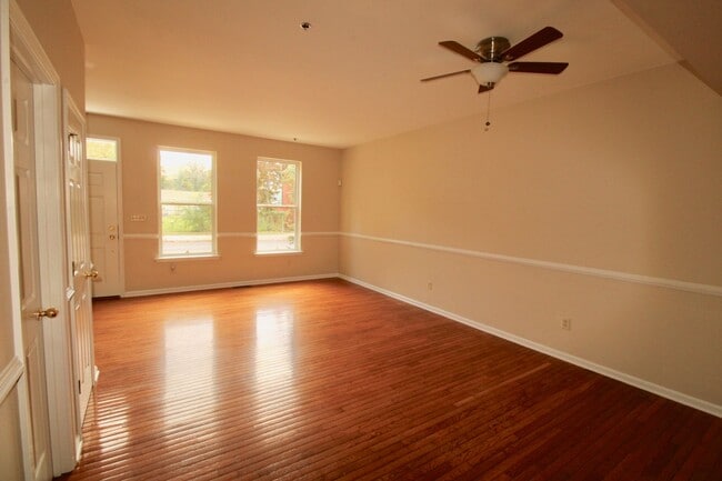 Building Photo - Spacious 3 Bedroom on 3rd St