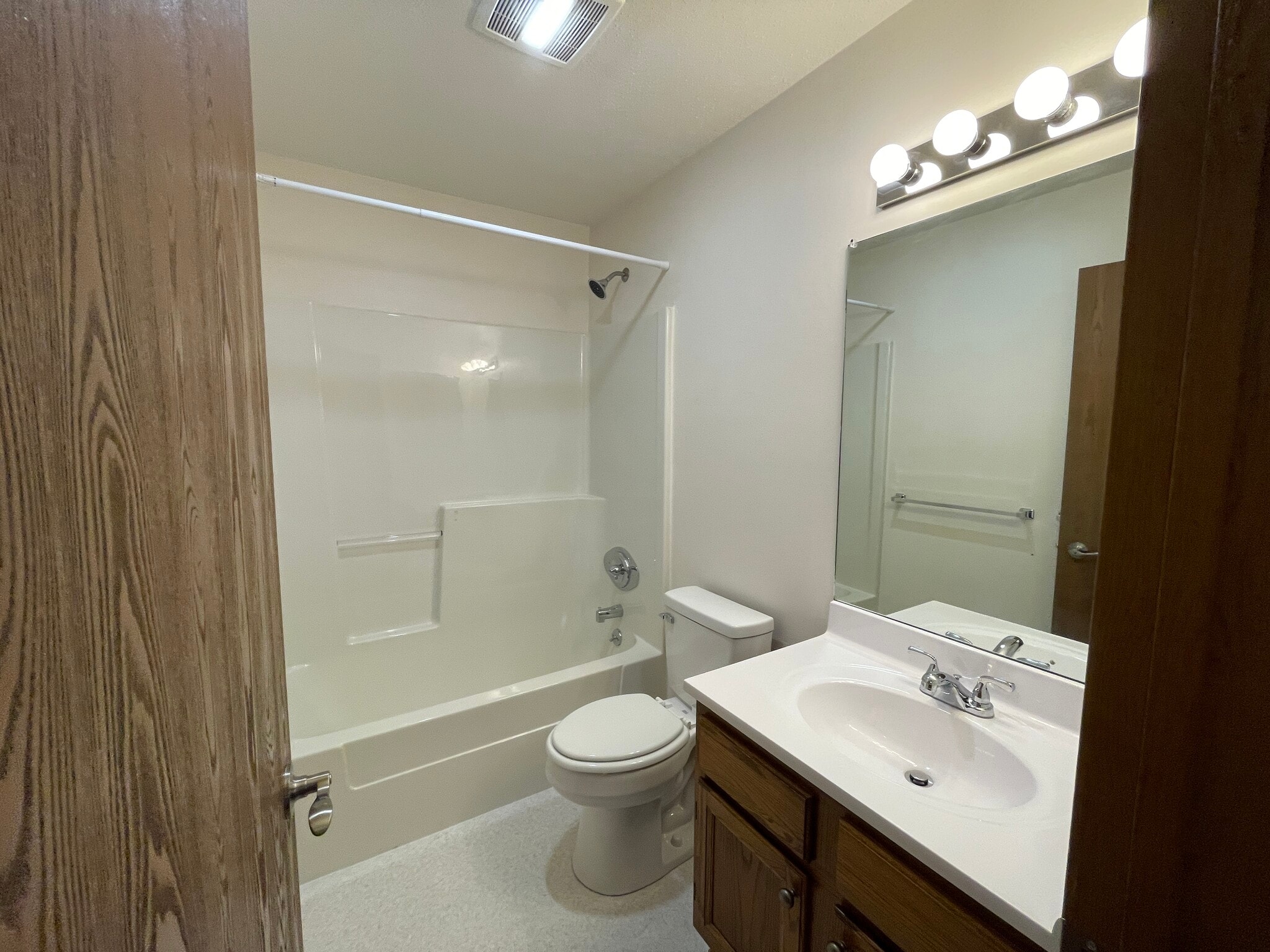 Full Bath - 2725 Burgundy Dr