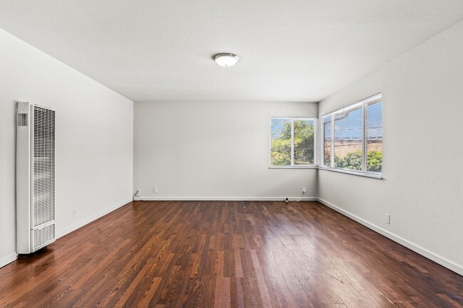 Building Photo - Sheffield Village Living: Spacious 2BD w/ Parking in San Leandro School District