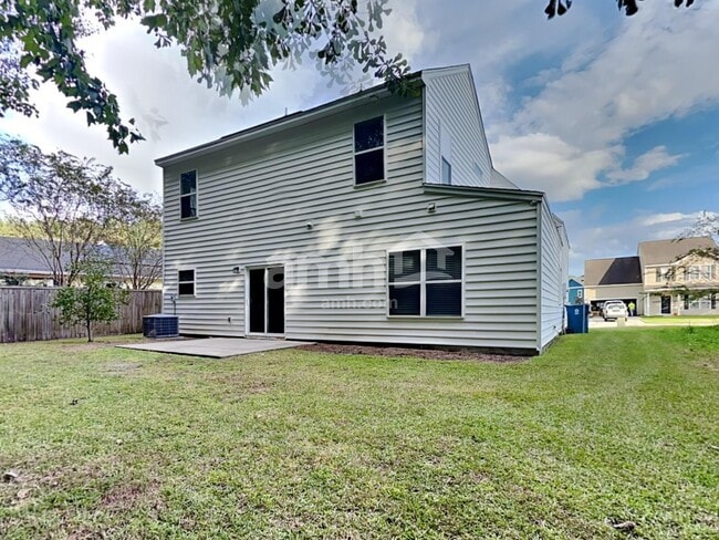 Building Photo - 423 Sablewood Dr